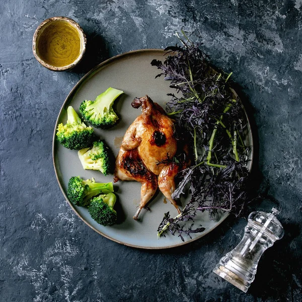 Roasted Grilled Butterfly Quail Ceramic Plate Garnish Green Salad Broccoli — Stok fotoğraf