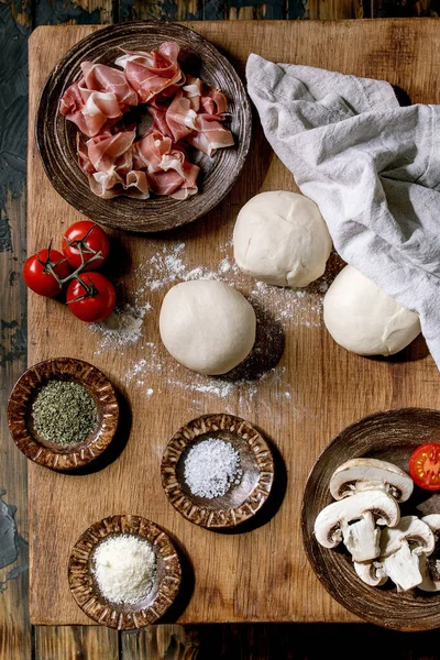 Тесто Приготовления Пиццы Наполитанской Кухни Три Шарика Свежего Домашнего Пшеничного — стоковое фото