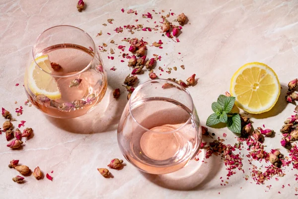 Koktejlové Skleničky Růžového Šampaňského Mošt Nebo Limonádu Suchými Růžovými Poupaty — Stock fotografie