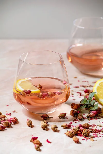 Copas Cóctel Champán Rosa Sidra Limonada Con Brotes Rosa Seca — Foto de Stock