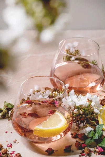 Koktejlové Skleničky Růžového Šampaňského Mošt Nebo Limonádu Suchými Růžovými Poupaty — Stock fotografie