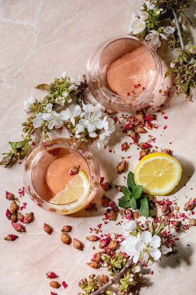 Kieliszki Koktajlowe Różowego Szampana Cydru Lub Lemoniady Suchymi Pączkami Róż — Zdjęcie stockowe