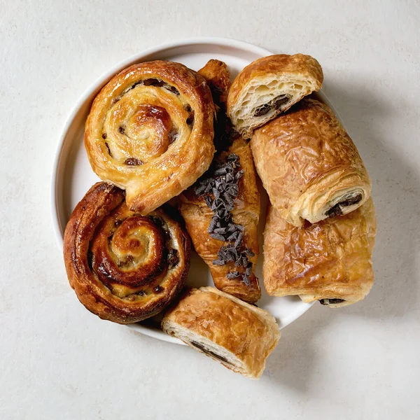 Variedad Bollos Tradicionales Hojaldre Francés Con Pasas Chocolate Croissant Sobre — Foto de Stock