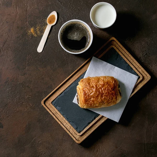 Traditioneller Französischer Blätterteig Schokoladenbrötchen Auf Schieferplatte Mit Pappbecher Kaffee Und — Stockfoto