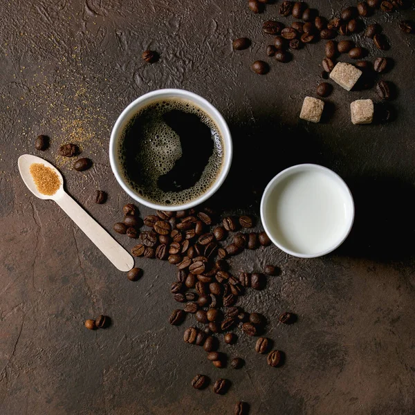 Pappersmuggar Amerikanska Kaffe Och Mjölk Återvunnen Träsked Rörsocker Kaffebönor Över — Stockfoto