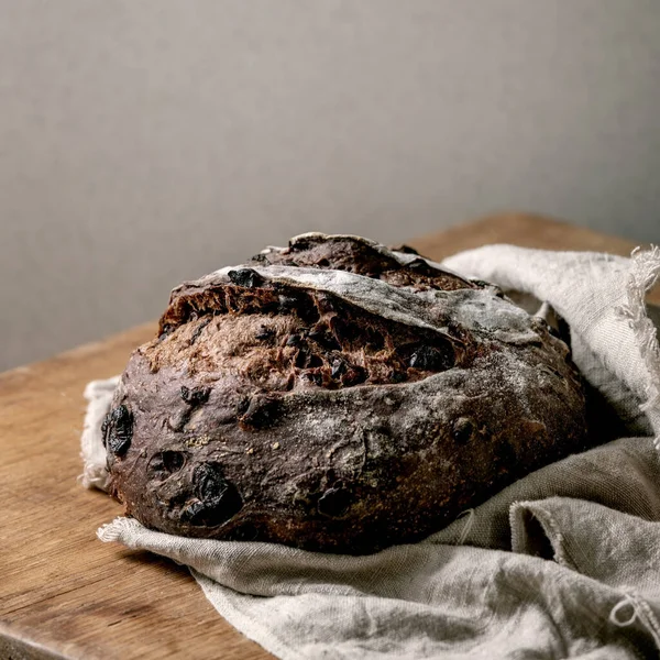 Whole Fresh Baked Artisan Homemade Chocolate Cranberries Rye Bread Linen — Stock Photo, Image
