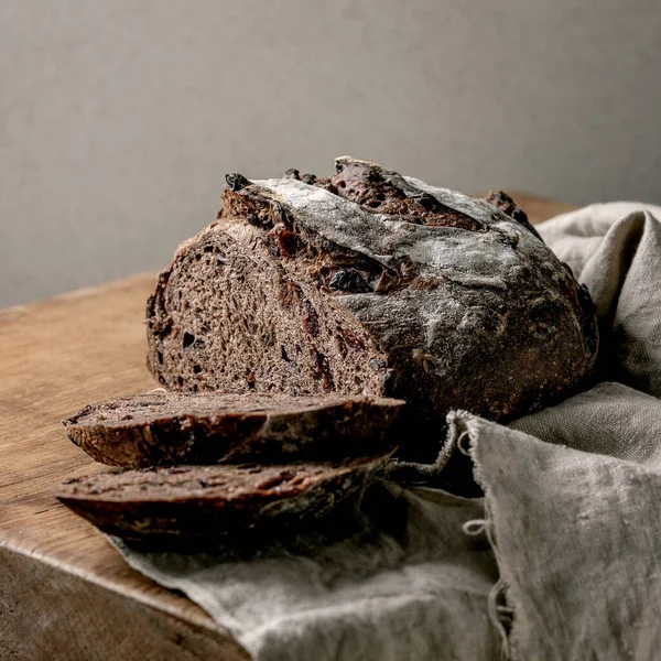 Sliced Fresh Baked Artisan Homemade Chocolate Cranberries Rye Bread Linen — Stock Photo, Image