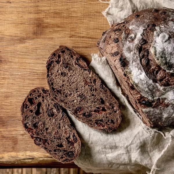 Skivad Nybakad Hantverkare Runda Hemlagad Choklad Och Tranbär Rågbröd Linne — Stockfoto