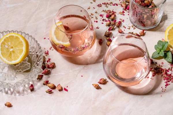 Koktejlové Skleničky Růžového Šampaňského Mošt Nebo Limonádu Suchými Růžovými Poupaty — Stock fotografie