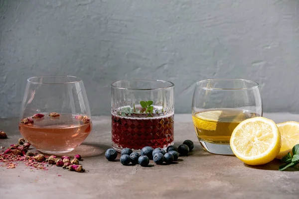 Olika Cocktailglas Med Gnistrande Färgglada Drycker Rosa Roschampagne Cider Eller — Stockfoto