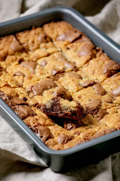 Brookies Çikolatalı Kekleri Yapımı Kekleri Gri Keten Kumaş Arka Planda — Stok fotoğraf