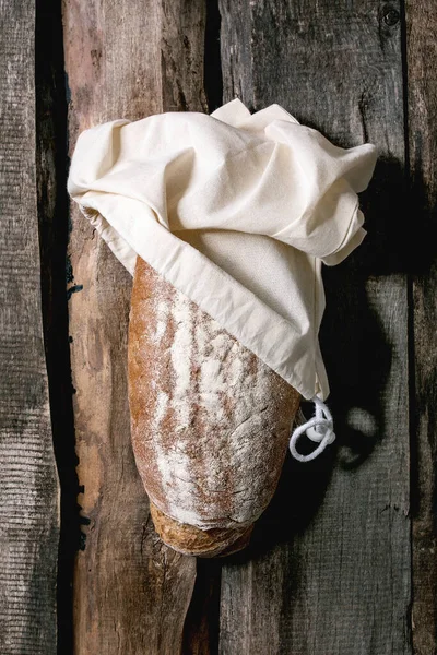 Tam Tahıllı Taze Çavdar Ekmeği Pamuk Tekstil Torbasından Eski Ahşap — Stok fotoğraf