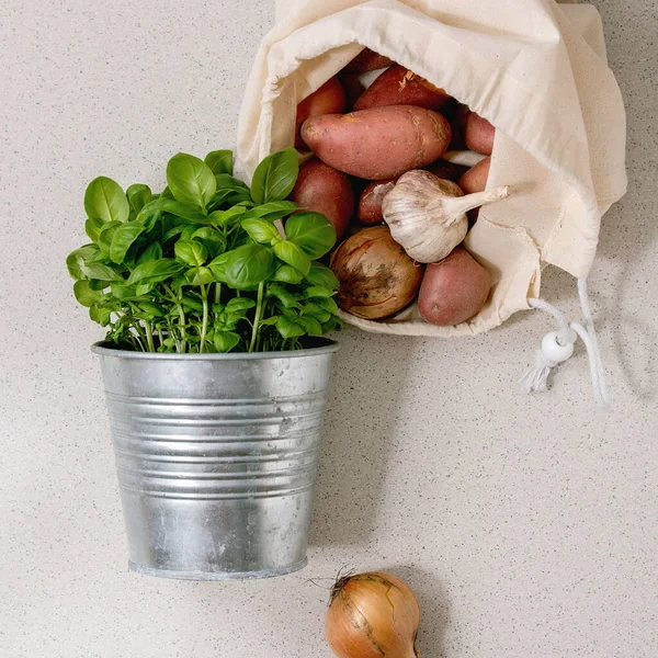 Variedad Verduras Orgánicas Frescas Patatas Cebolla Ajo Bolsa Algodón Blanco —  Fotos de Stock