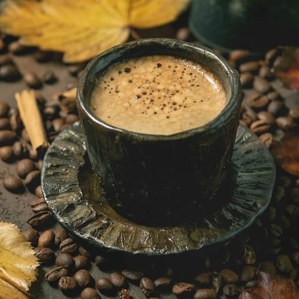 Schwarzer Kaffee Espresso Mit Schaum Schwarzer Keramiktasse Mit Untertasse Herbstblättern — Stockfoto