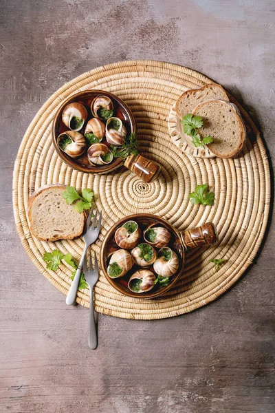 Escargots Bourgogne Šneci Bylinkovým Máslem Gurmánské Jídlo Dvou Tradičních Keramických — Stock fotografie