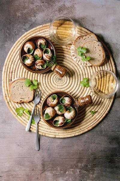 Salyangoz Bourgogne Salyangoz Tereyağlı Salyangoz Gurme Yemeği Geleneksel Seramik Tavalarda — Stok fotoğraf