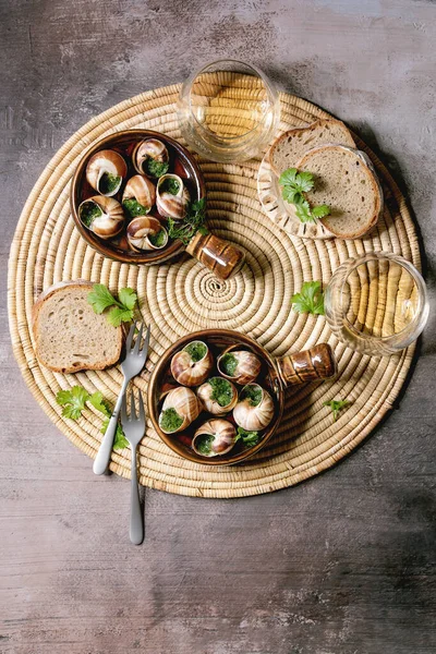 Escargots Bourgogne Csigák Gyógynövényekkel Vaj Ínyenc Étel Hagyományos Kerámia Serpenyőben — Stock Fotó