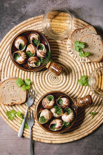 Escargots Bourgogne Улитки Растительным Маслом Изысканное Блюдо Традиционных Керамических Кастрюлях — стоковое фото