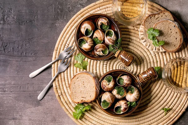 Escargots Bourgogne Csigák Gyógynövényekkel Vaj Ínyenc Étel Hagyományos Kerámia Serpenyők — Stock Fotó