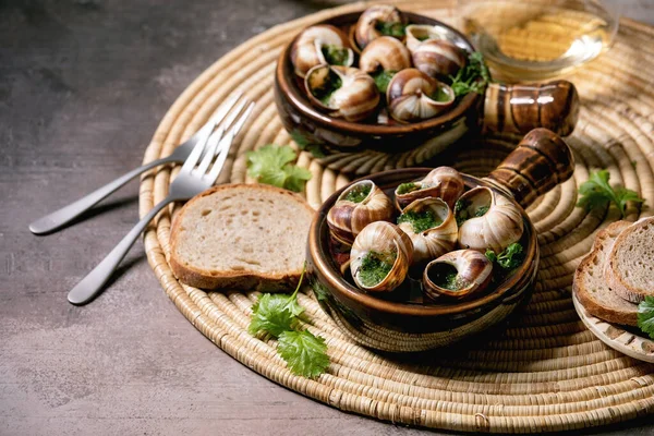 Escargots Bourgogne Улитки Растительным Маслом Изысканное Блюдо Двух Традиционных Керамических — стоковое фото