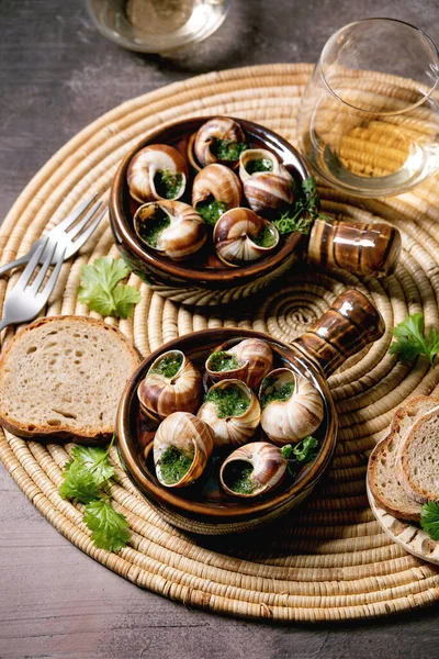 Escargots Bourgogne Улитки Растительным Маслом Изысканное Блюдо Двух Традиционных Керамических — стоковое фото