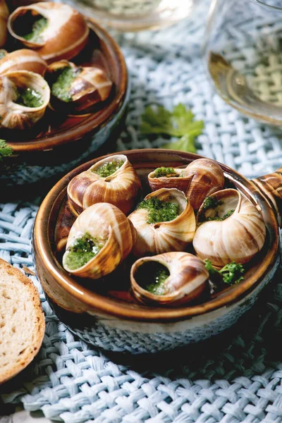 Escargots Bourgogne Šneci Bylinkovým Máslem Gurmánská Mísa Tradiční Keramické Pánvi — Stock fotografie