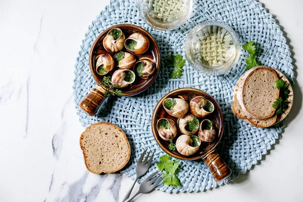 Escargots Bourgogne Csigák Gyógynövényekkel Vaj Ínyenc Étel Hagyományos Kerámia Serpenyőben — Stock Fotó