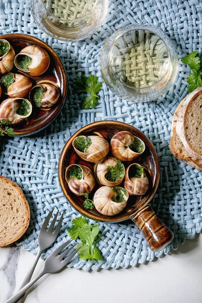 Escargots Bourgogne Csigák Gyógynövényekkel Vaj Ínyenc Étel Hagyományos Kerámia Serpenyőben — Stock Fotó