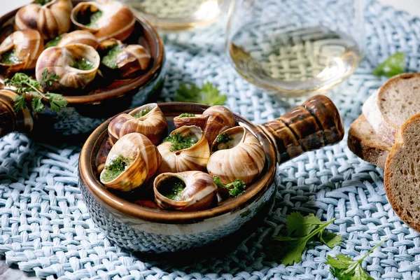 Escargots Bourgogne Csiga Gyógynövényekkel Vaj Ínyenc Étel Hagyományos Kerámia Serpenyőben — Stock Fotó