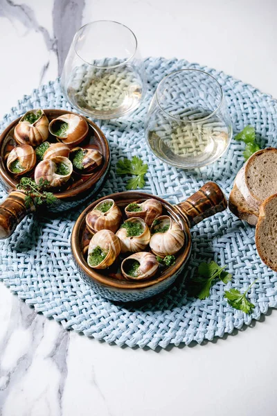 Salyangoz Bourgogne Tereyağlı Salyangoz Gurme Yemeği Geleneksel Seramik Tavada Kişniş — Stok fotoğraf