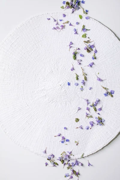 Violet Paarse Eetbare Bloemen Witte Ronde Gebreide Servet Witte Achtergrond — Stockfoto