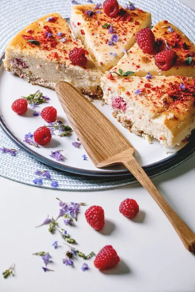 Gâteau Fromage Fait Maison Framboise Tranches Sur Une Assiette Décorée — Photo