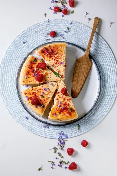 Pastel Queso Casero Frambuesa Rodajas Decorado Con Frambuesas Frescas Flores — Foto de Stock