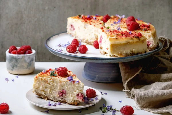 Gâteau Fromage Maison Framboise Tranché Sur Une Assiette Décorée Framboises — Photo