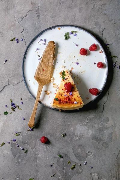 Last Piece Homemade Raspberry Baked Cheesecake Plate Decorated Fresh Raspberries — Stock Photo, Image