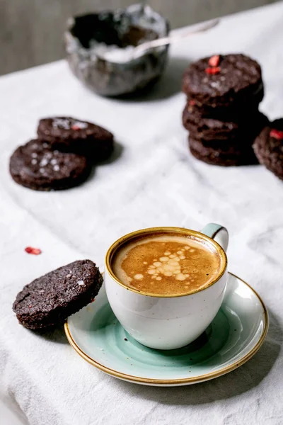 Hausgemachte Dunkle Schokolade Gesalzene Brownies Cookies Dekoriert Mit Getrockneten Himbeeren — Stockfoto