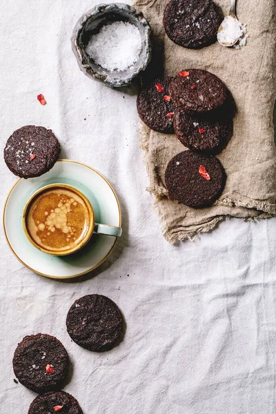 Kurutulmuş Ahududularla Süslenmiş Yapımı Koyu Çikolatalı Browni Kurabiyeleri Beyaz Pamuk — Stok fotoğraf