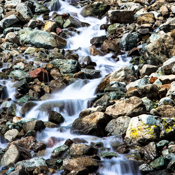 Wodospad wśród skał góry — Zdjęcie stockowe