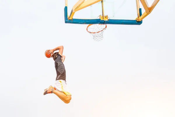 Performance of a white basketball player in the field of road — Stock Photo, Image