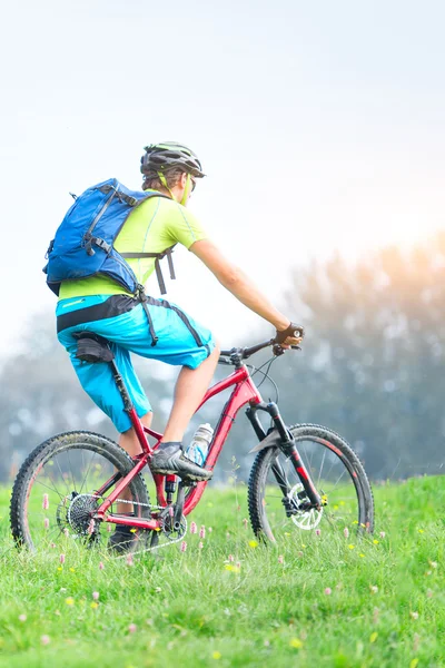 Молодий чоловік їде на гірському велосипеді на відкритому повітрі — стокове фото