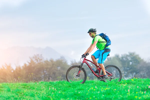 Молодий чоловік їде на гірському велосипеді на відкритому повітрі — стокове фото