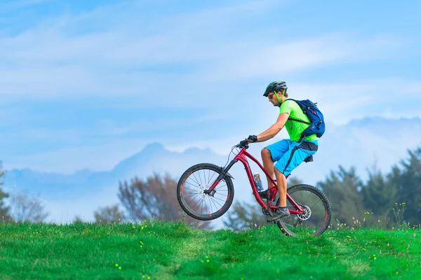 Un jeune homme en VTT en plein air — Photo