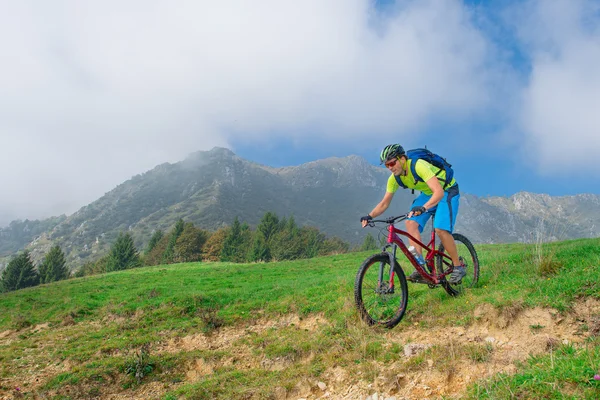 Молодой мужчина на горном велосипеде под открытым небом — стоковое фото