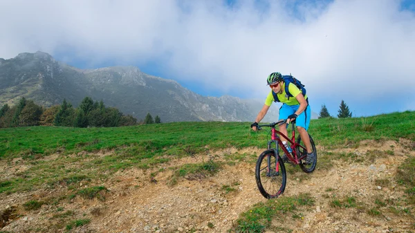 Un jeune homme en VTT en plein air — Photo