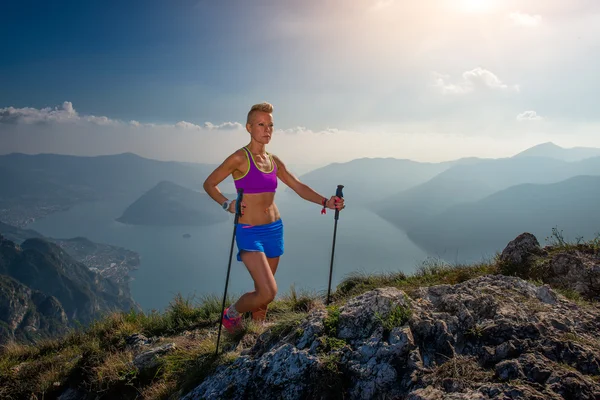 Trail running in de bergen meisje atleet — Stockfoto