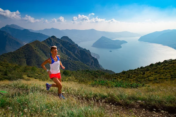 Vrouw trail uitgevoerd in de bergen atleet treinen — Stockfoto