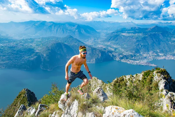 Trilha correndo nas montanhas homem atleta sem camisa — Fotografia de Stock