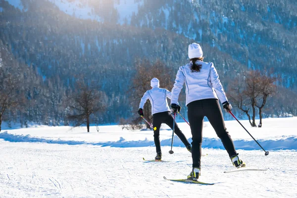 Casal homem e mulher esquiadores cross-country com técnica de patinação — Fotografia de Stock