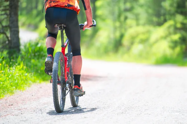 Велосипедист на гравийной дороге — стоковое фото
