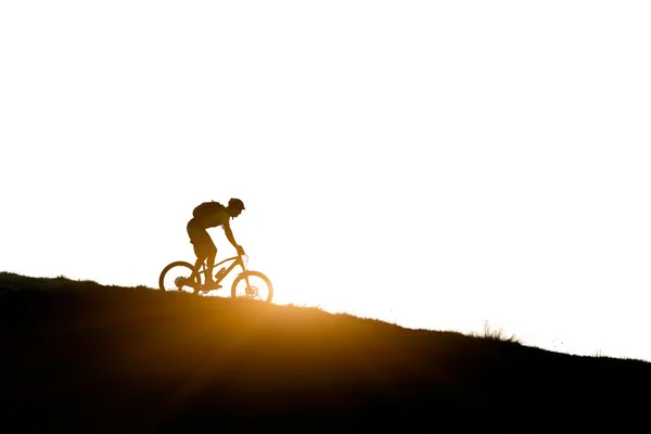 Ποδηλάτη στο ποδήλατο αλπικό βουνό βουνών — Φωτογραφία Αρχείου